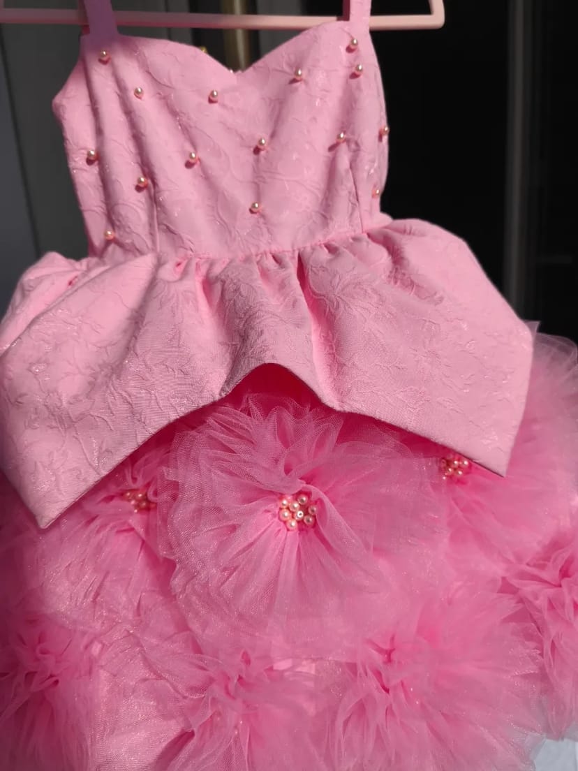 Трендова сукня з квітами ручної роботи