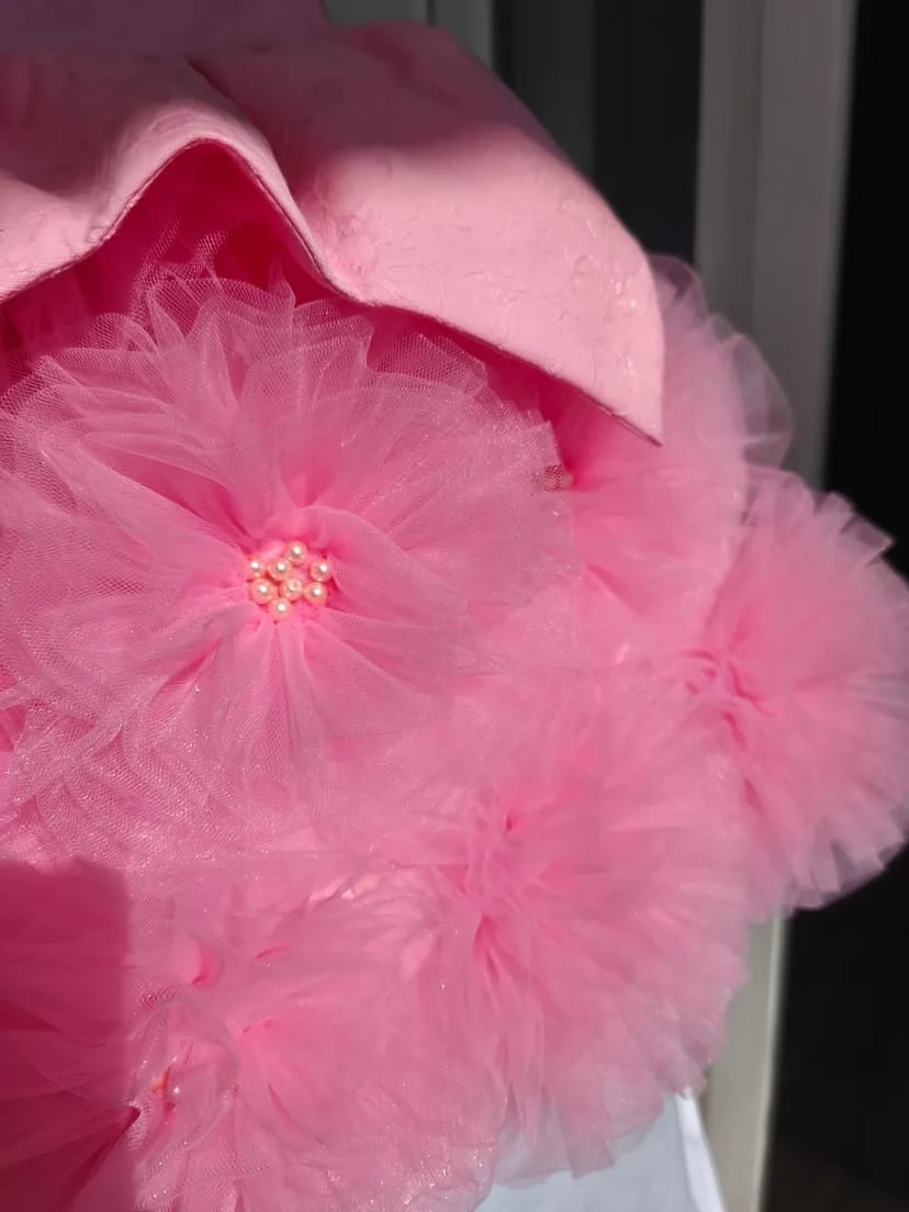 Трендова сукня з квітами ручної роботи