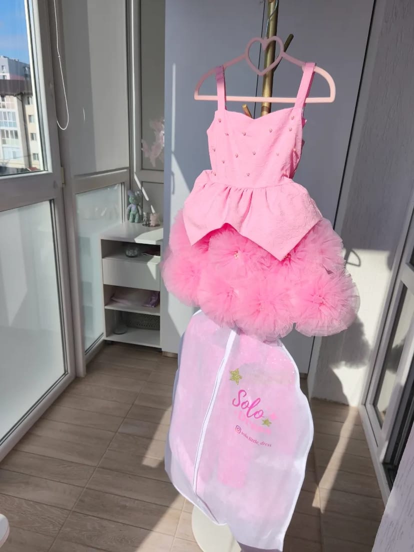 Трендова сукня з квітами ручної роботи