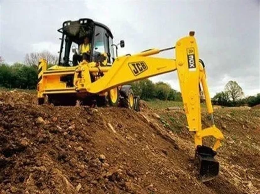 Послуги Екскаватора-Навантажувача JCB 3CX: Копання Траншей, Септиків та Планування Ділянок!
