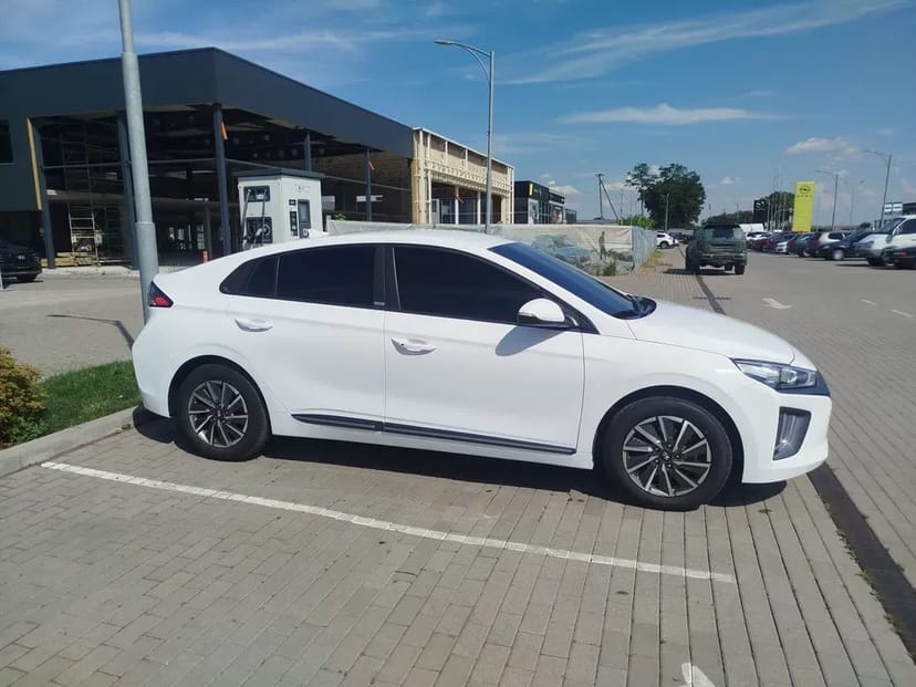 Електромобіль Hyundai Ioniq (2021 р.) На Довгий Термін. Комфорт та Сучасність.