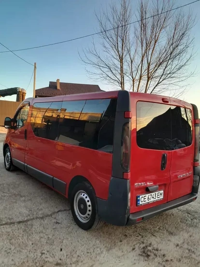 Бус Opel Vivaro