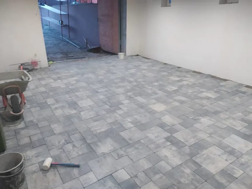 Надаємо послуги уклададання тротуарної плики. Укладання гранітної бруківки.