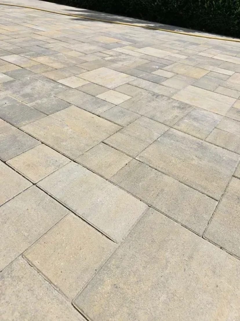 Надаємо послуги уклададання тротуарної плики. Укладання гранітної бруківки.