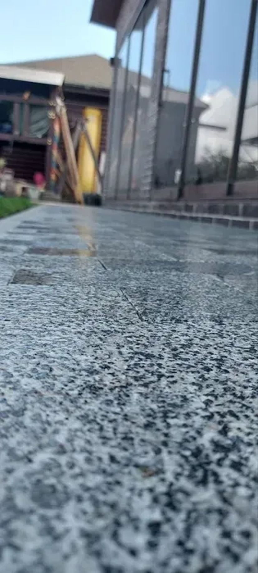 Надаємо послуги уклададання тротуарної плики. Укладання гранітної бруківки.