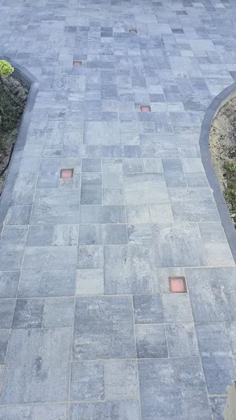 Надаємо послуги уклададання тротуарної плики. Укладання гранітної бруківки.