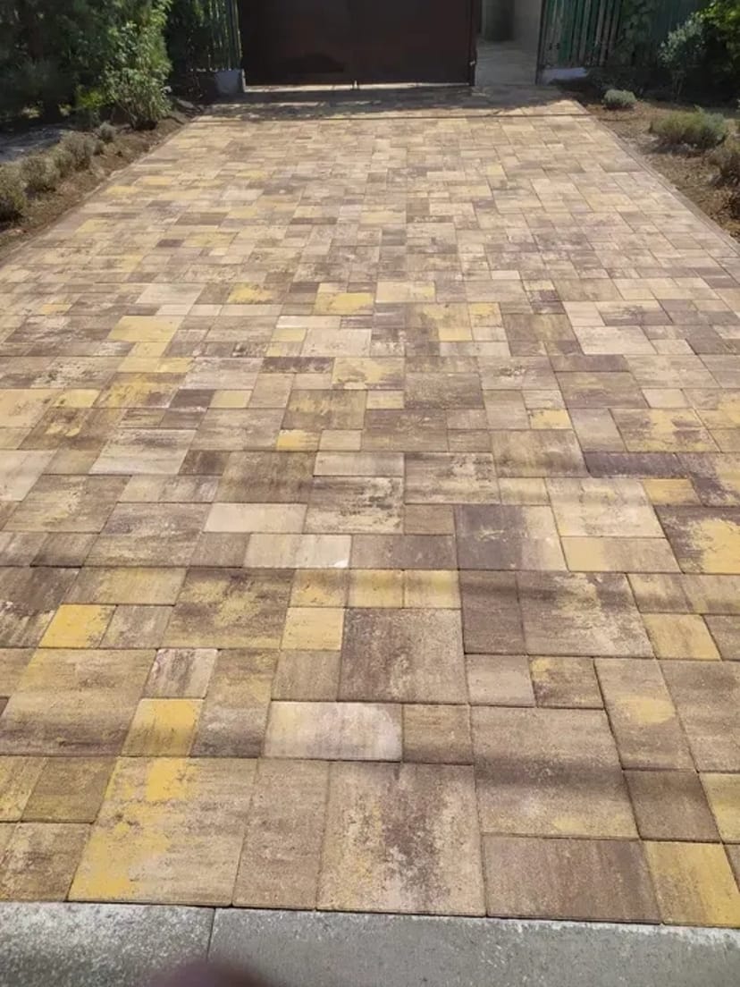 Надаємо послуги уклададання тротуарної плики. Укладання гранітної бруківки.