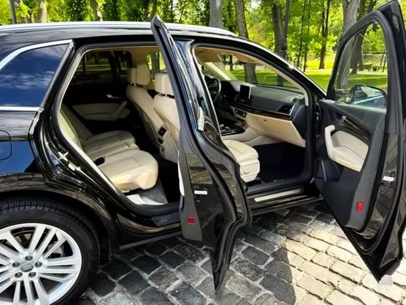 404 Позашляховик на весілля Audi Q5 чорний з водієм