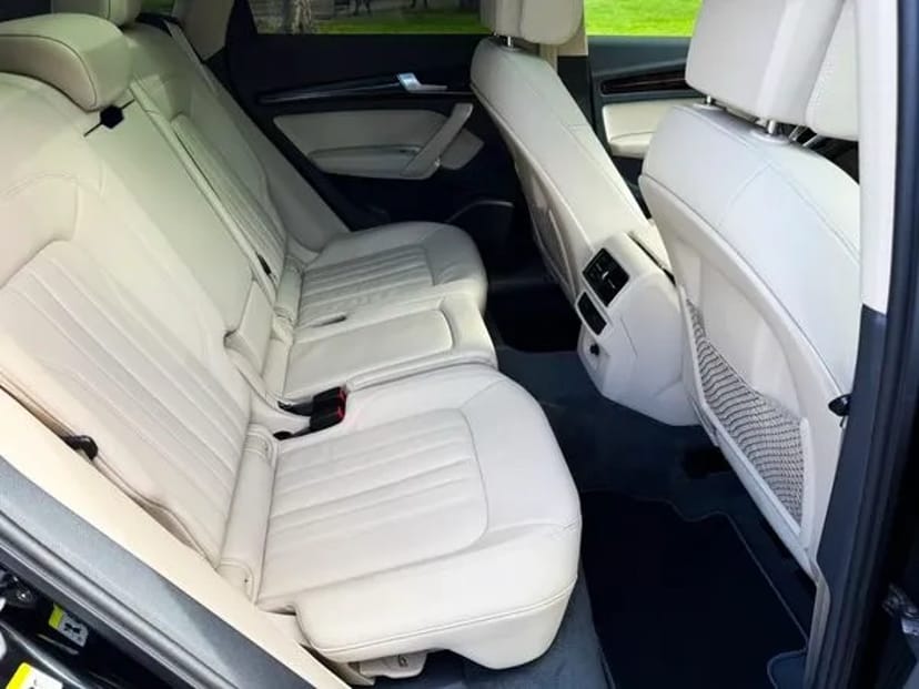 404 Позашляховик на весілля Audi Q5 чорний з водієм