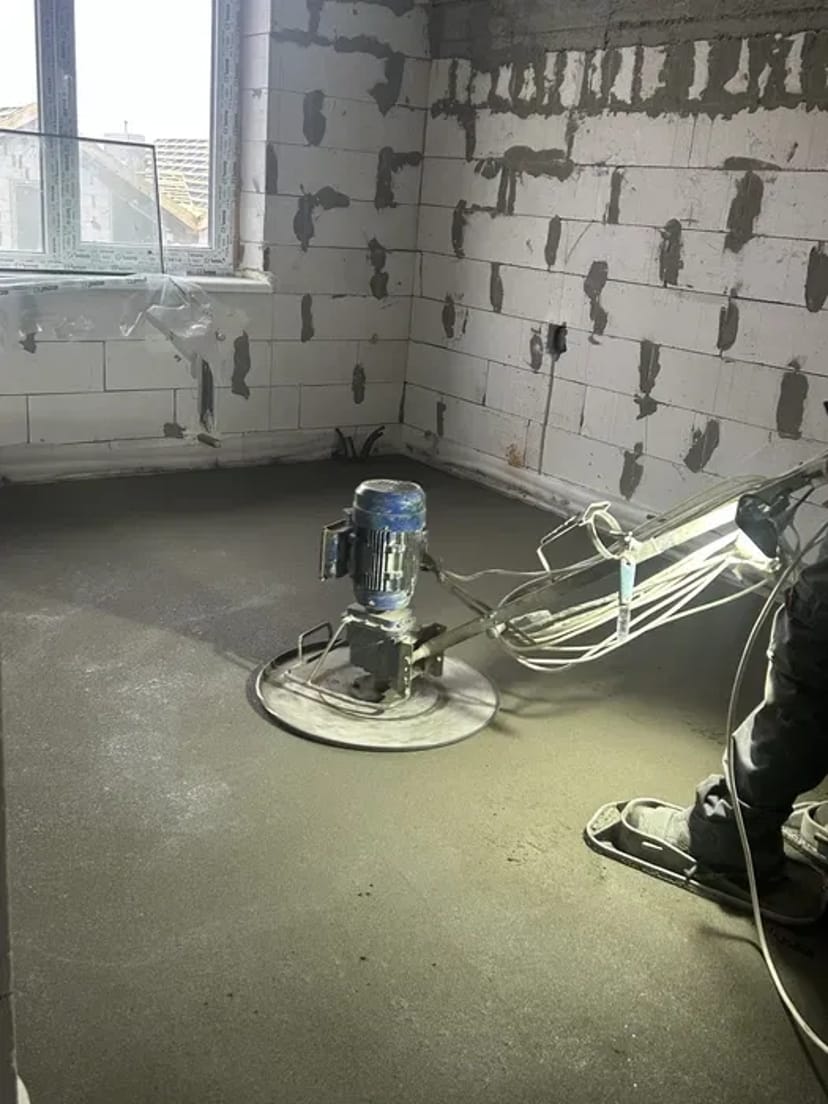 Напівсуха Стяжка: Ідеально Рівна Основа для Підлоги, Дахів та Вуличних Майданчиків!