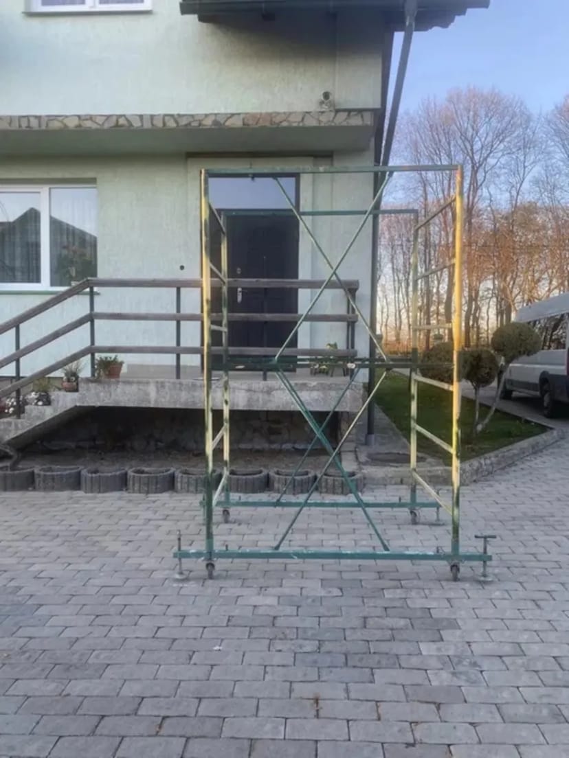 Будівельна вишка-тура, що використовується для робіт на висоті.