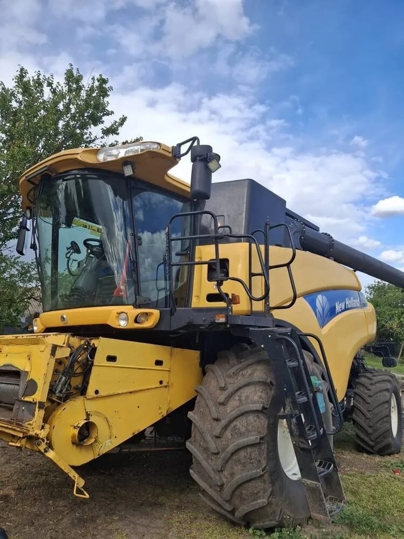 Комбайн New Holland для збору врожаю