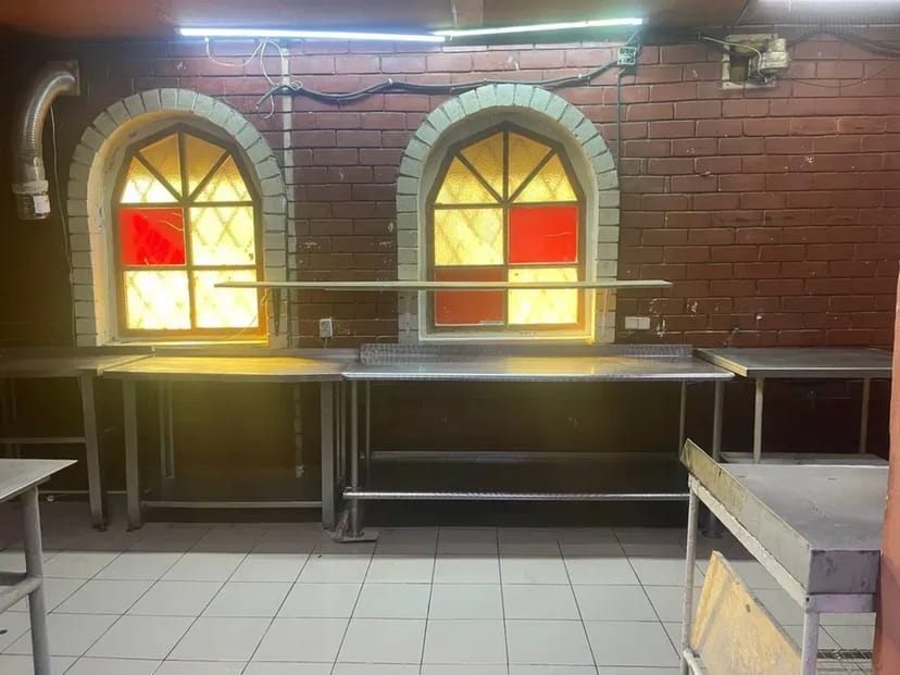 Приміщення під будь-який вид діяльності, Червона Лінія