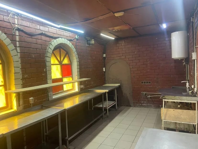 Приміщення під будь-який вид діяльності, Червона Лінія