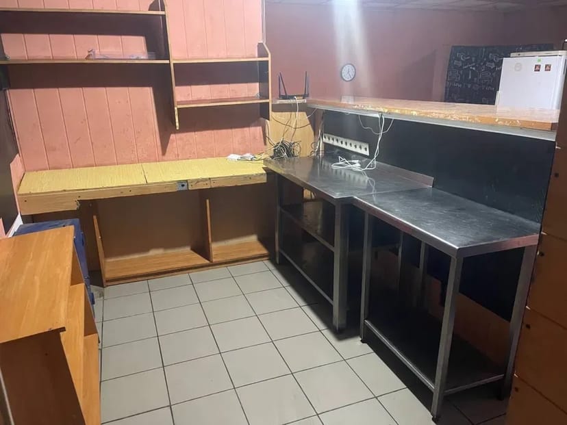 Приміщення під будь-який вид діяльності, Червона Лінія