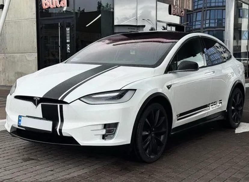 001 Tesla Model X біла на весілля