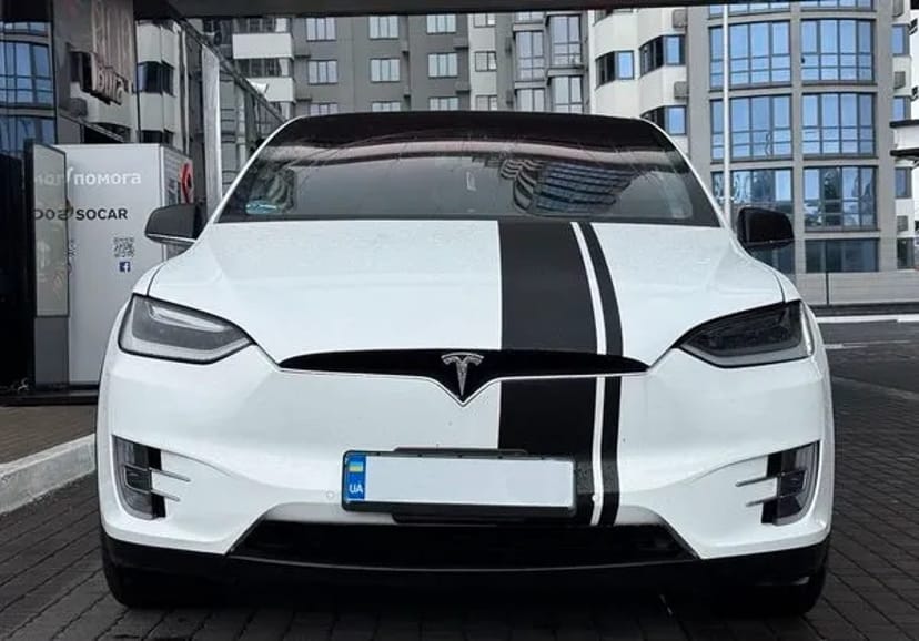 001 Tesla Model X біла на весілля