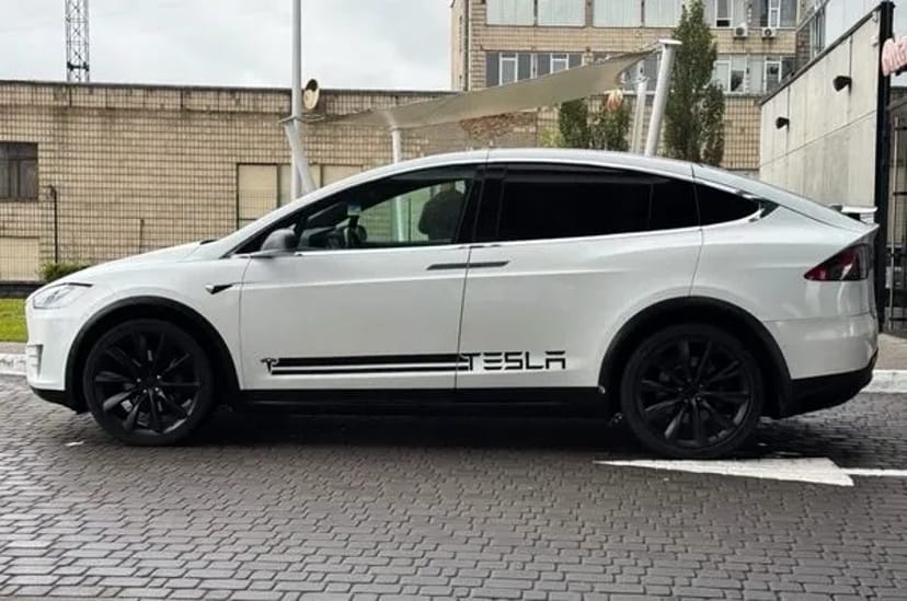 001 Tesla Model X біла на весілля