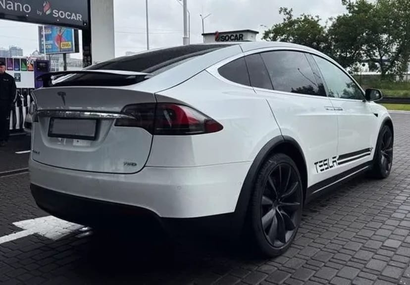 001 Tesla Model X біла на весілля