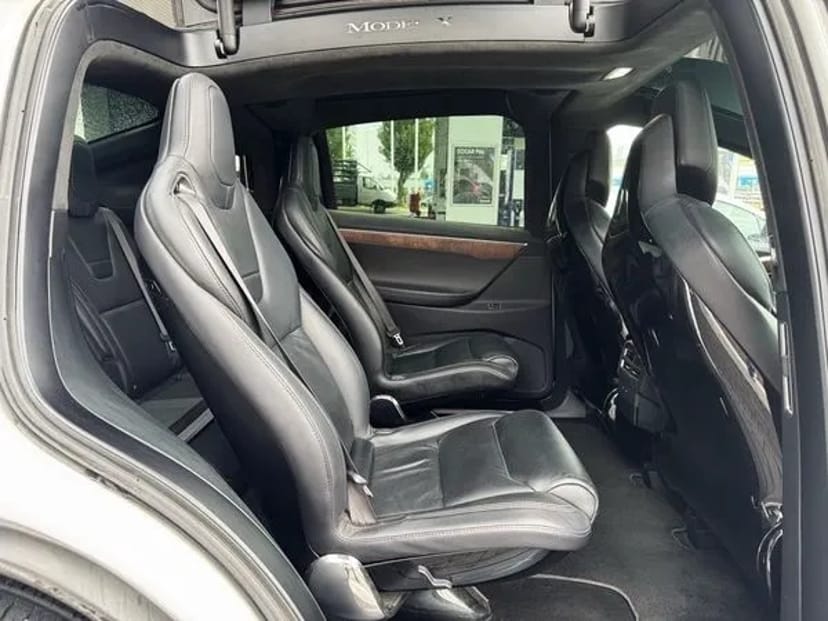 001 Tesla Model X біла на весілля