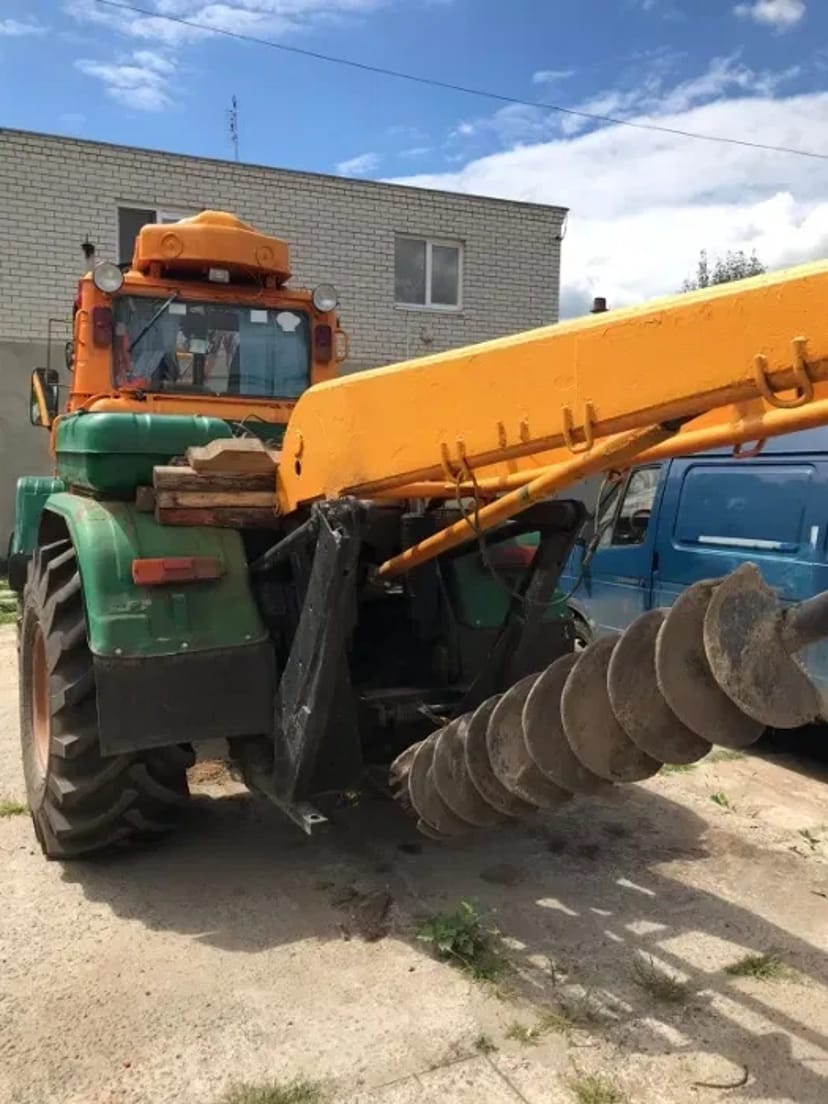 Трактор  Т-150 БКУ (с буровой крановой установкой)