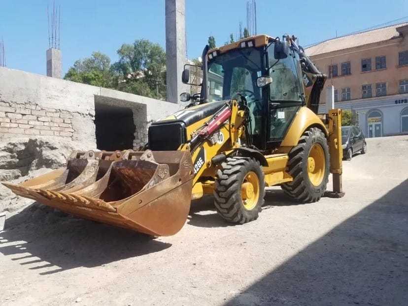 Экскаватор-погрузчик Cat.Услуги самосвала .