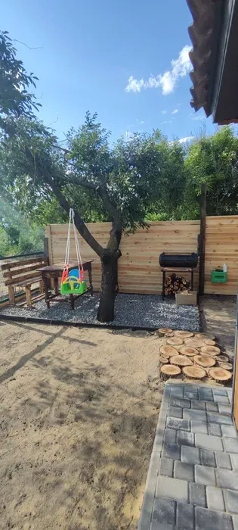 Будинок і біля озера та річки Кодима
