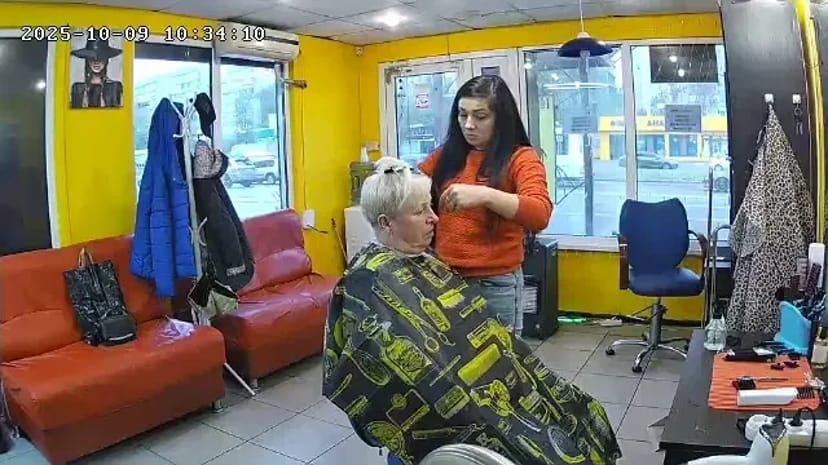 Крісло для надання перукарських послуг. Крісло для стрижки.