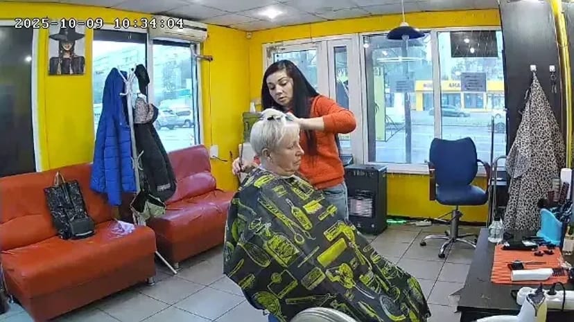 Крісло для надання перукарських послуг. Крісло для стрижки.