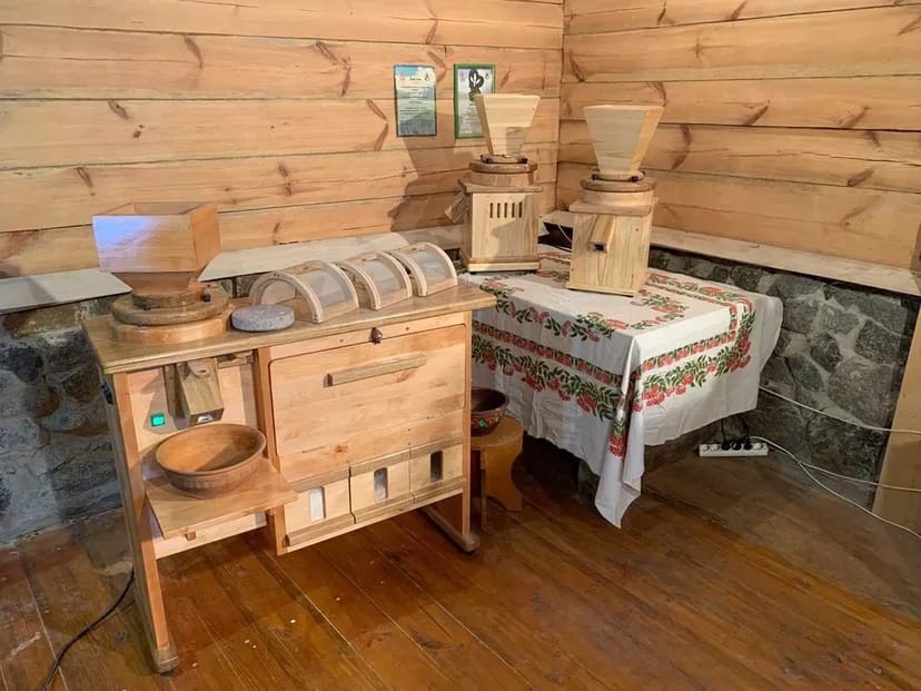 Жорна милина, жорна млин. Деревина дуб, ольха. Жорна кам'яні, природні.