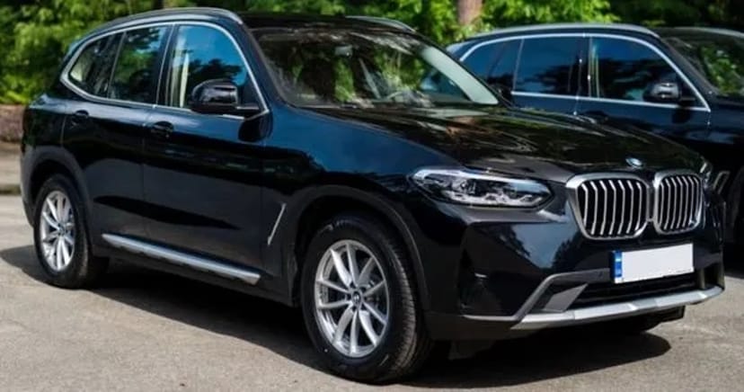 036 BMW X3 чорний позашляховик без водія