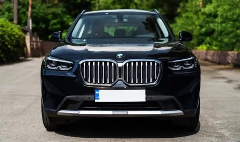 036 BMW X3 чорний позашляховик без водія