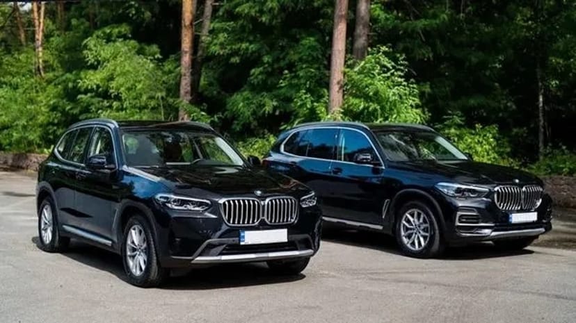 036 BMW X3 чорний позашляховик без водія