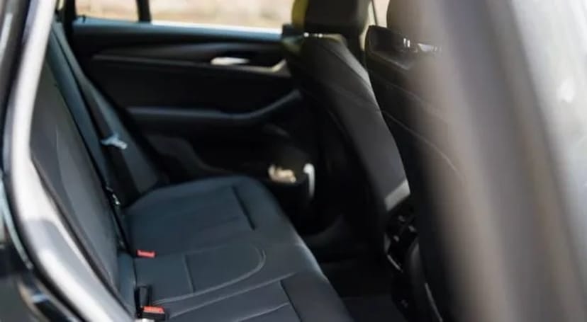 036 BMW X3 чорний позашляховик без водія