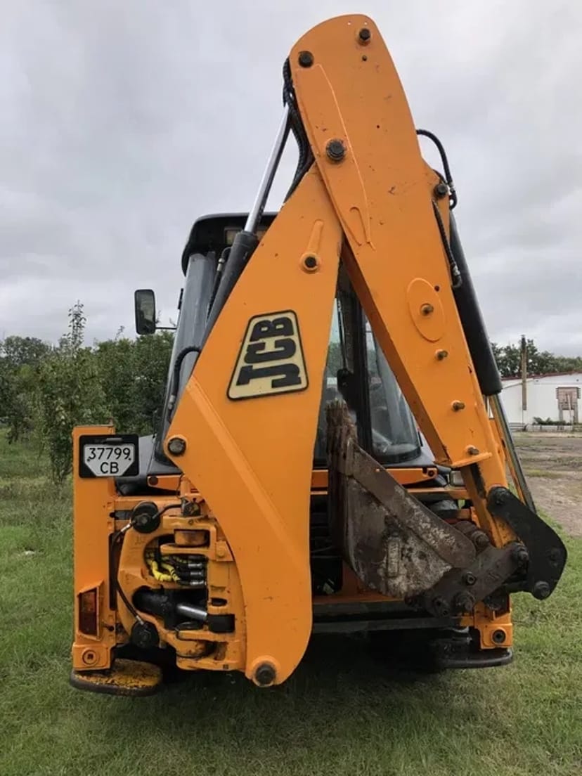 Послуги екскаватора-навантажувача JCB: копання траншей, котлованів та планування ділянок!