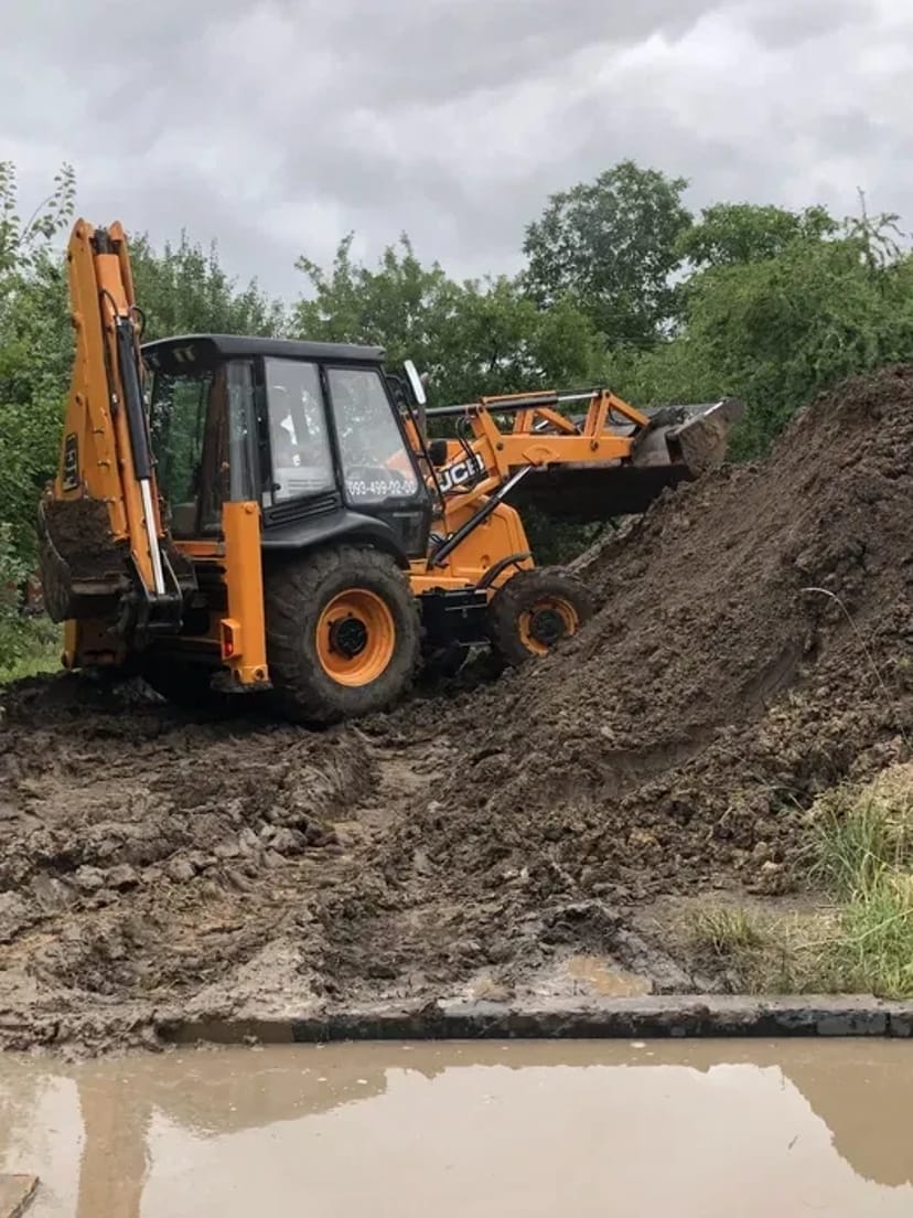 Послуги екскаватора-навантажувача JCB: копання траншей, котлованів та планування ділянок!