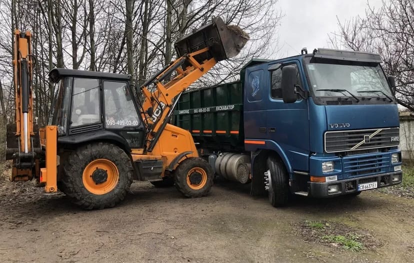 Послуги екскаватора-навантажувача JCB: копання траншей, котлованів та планування ділянок!