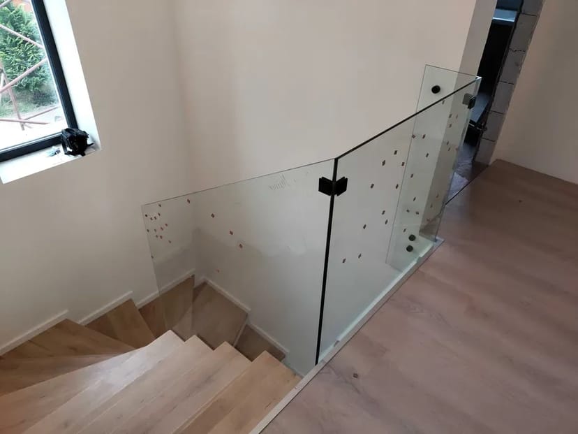 Скляні міжкімнатні перегородки, огорожі, перила, козирьки, двері