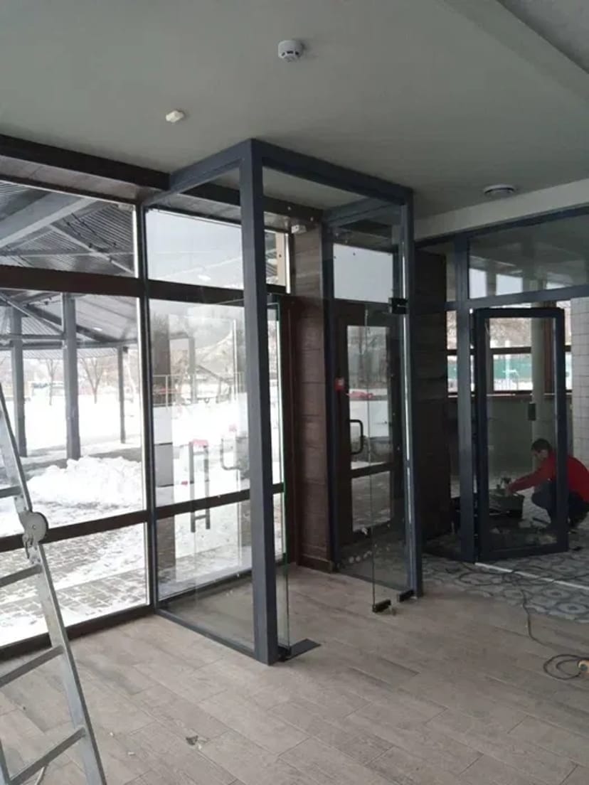 Скляні міжкімнатні перегородки, огорожі, перила, козирьки, двері