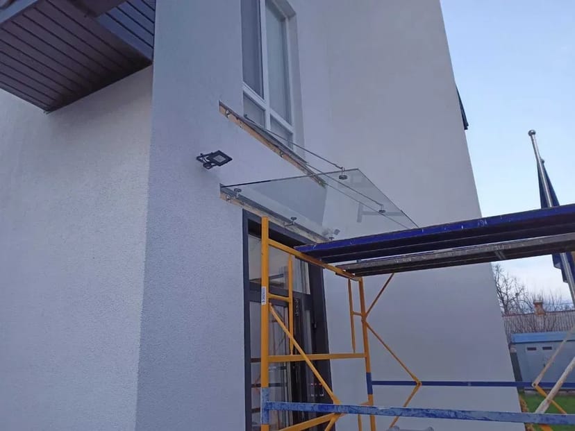 Скляні міжкімнатні перегородки, огорожі, перила, козирьки, двері