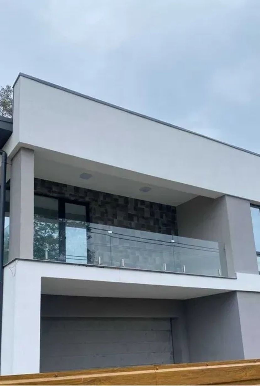 Скляні міжкімнатні перегородки, огорожі, перила, козирьки, двері