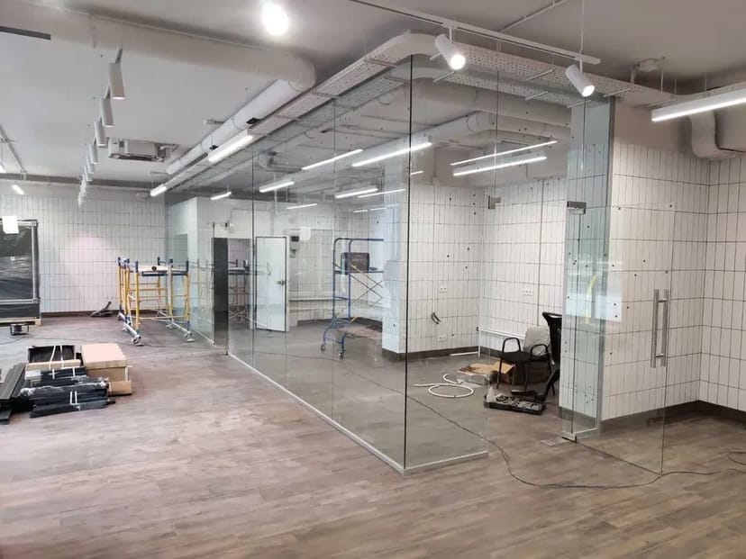 Скляні міжкімнатні перегородки, огорожі, перила, козирьки, двері