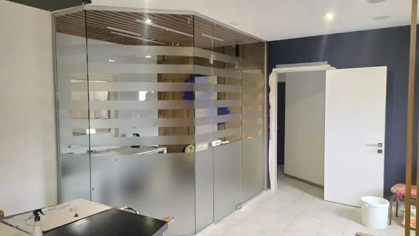 Скляні міжкімнатні перегородки, огорожі, перила, козирьки, двері