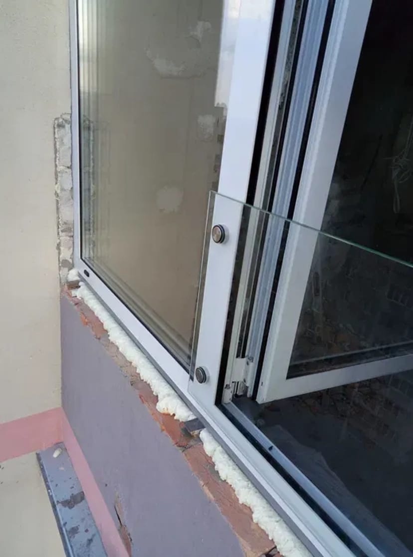 Скляні міжкімнатні перегородки, огорожі, перила, козирьки, двері