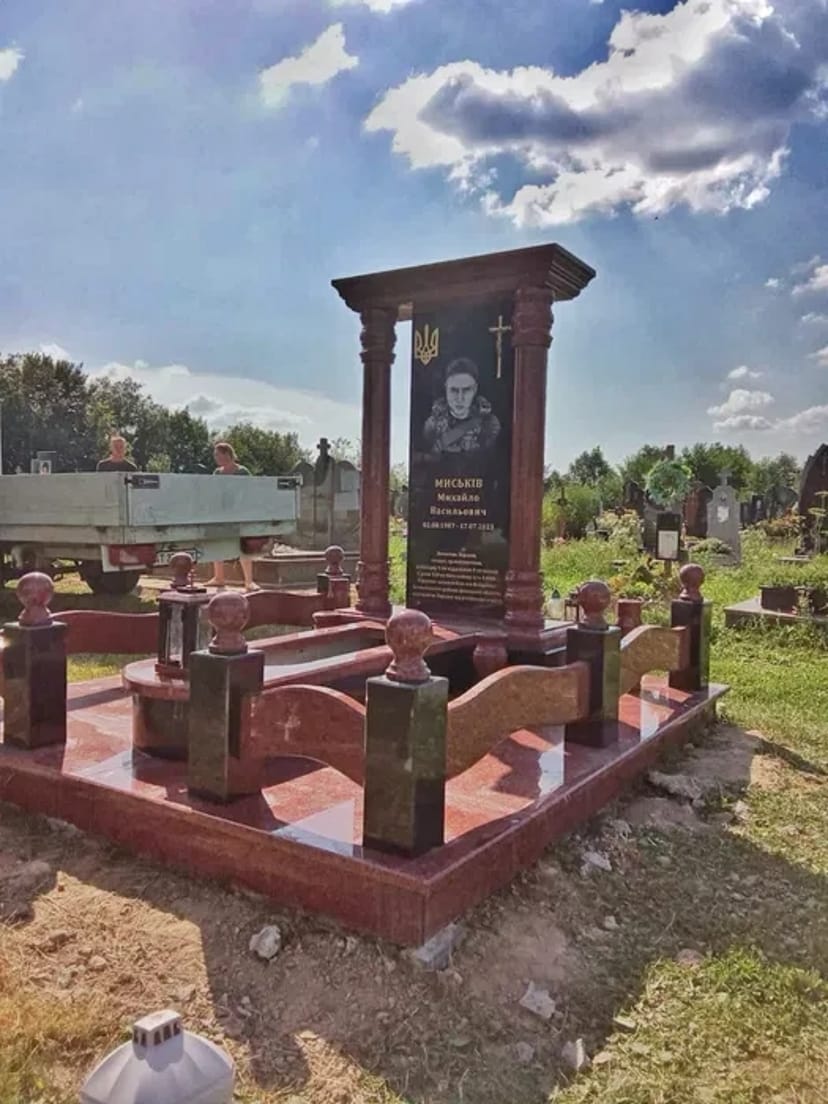 Памʼятники військовим, воєнні памʼятники, гранітні памʼятники, мармур