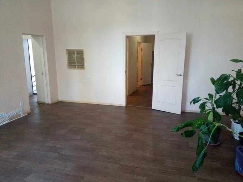 Офісні приміщення з парковкою та охороною