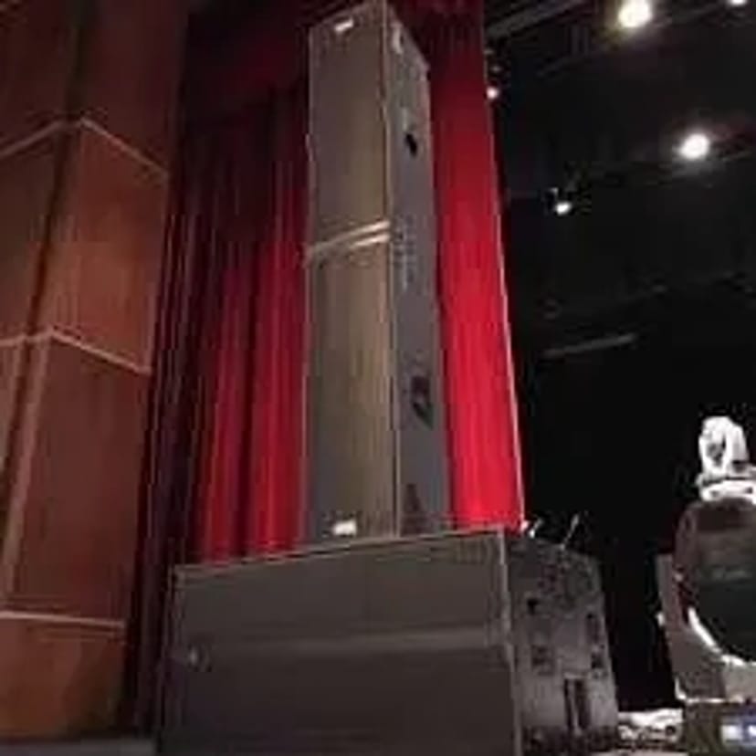 Звукове, світлове, сценічне обладнання.