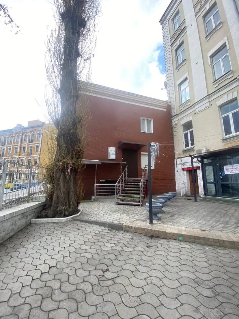 Фасадне приміщення 120 м2 навпроти Палацу спорту