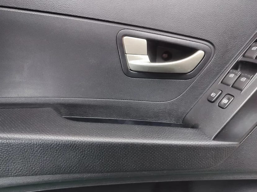 Перетяжка карт дверей авто,стелі, підлокітники, стійки, пластик.