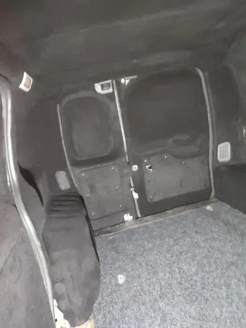 Перетяжка карт дверей авто,стелі, підлокітники, стійки, пластик.